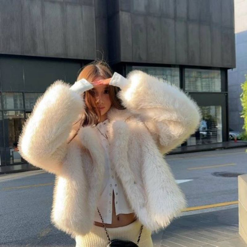 Cappotto corto in pelliccia sintetica di volpe da donna - Giacca corta e rilassata con colletto soffice con punta dorata, lusso vegano per il lavoro e il weekend_voghion.com