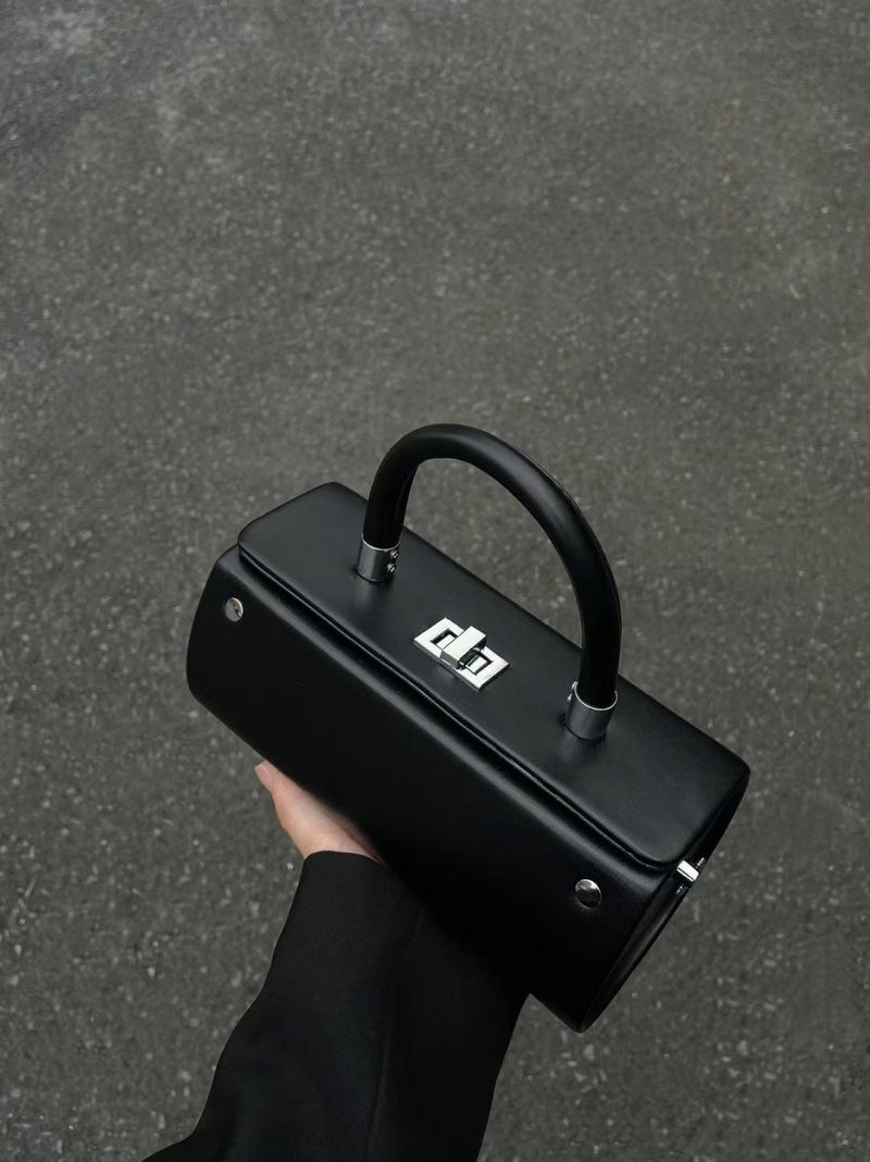 Paquet de conception de Niche 2024 nouveau sac à bandoulière cylindrique noir petit sentiment portable diagonale croix tendance sac à bandoulière unique_voghion.com