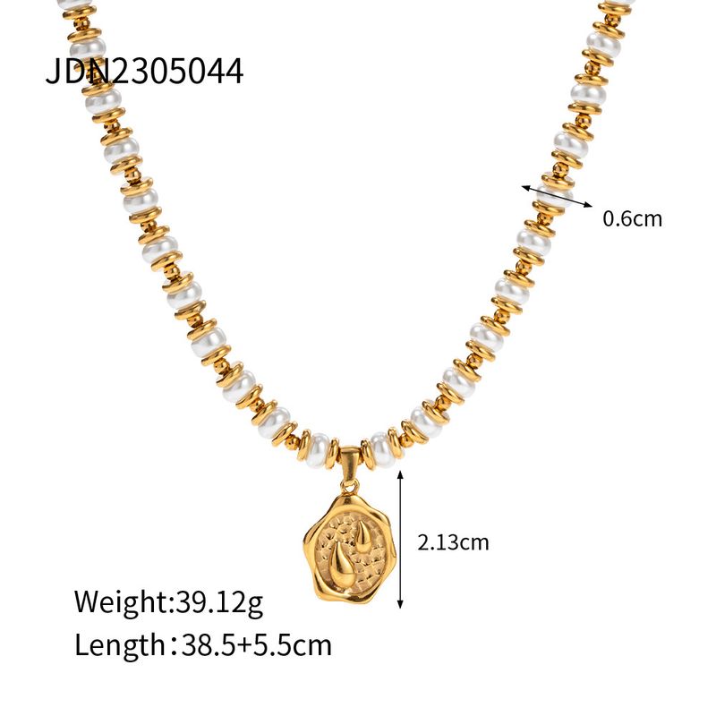 Collier pendentif en forme de pièce de monnaie en acier inoxydable doré et incrusté de perles pour célébrités sur Internet_voghion.com