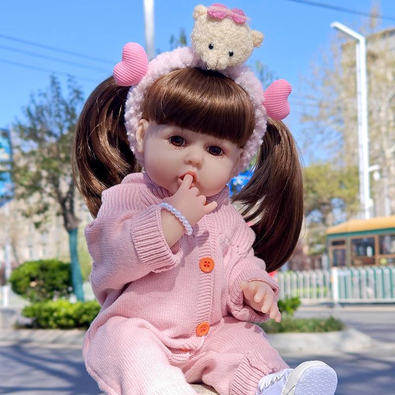 Realistische Vollvinylpuppen 55 cm und Zubehör Reborn-Mädchenpuppe mit braunem Haar 22 Zoll Essfinger-Simulationspuppen Kindergeburtstagsgeschenk_voghion.com