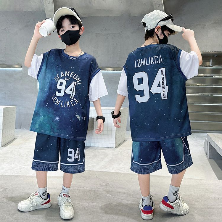 Dwuczęściowy zestaw do koszykówki dla chłopców – koszulka szybkoschnąca z krótkim rękawem + spodenki do połowy łydki | Poliester | Modny nadruk w gwiazdy | Rozmiary 120–170 cm (wiek 8+)_voghion.com