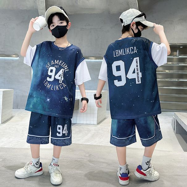 Dwuczęściowy zestaw do koszykówki dla chłopców – koszulka szybkoschnąca z krótkim rękawem + spodenki do połowy łydki | Poliester | Modny nadruk w gwiazdy | Rozmiary 120–170 cm (wiek 8+)_voghion.com