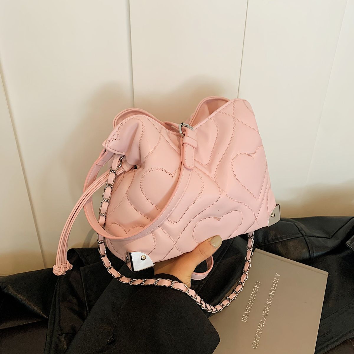 La borsa a tracolla monospalla plissettata con tracolla a forma di nuvola appiccicosa morbida e versatile di quest'anno è un secchiello di nicchia popolare di quest'anno._voghion.com