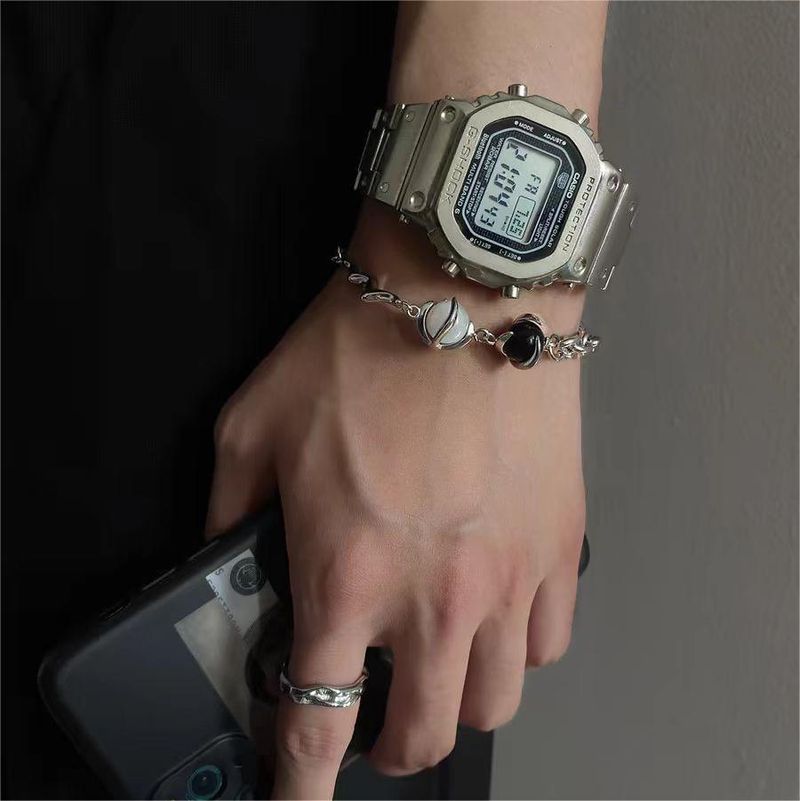 Originalt allsidig design Cat's Eye Stone svart og hvitt armbånd for menn og kvinner Lett luksus high-end falmende titan stålmateriale_voghion.com
