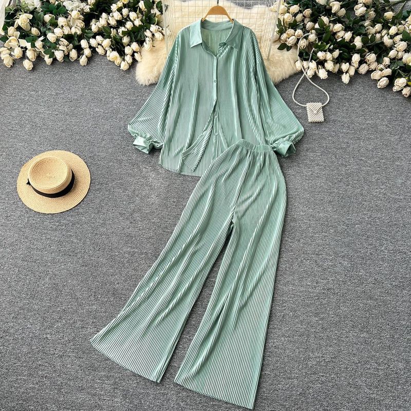 Abbigliamento da donna di alta qualità, camicia ampia con maniche a lanterna, vita alta, pantaloni larghi e drappeggiati, design a pieghe._voghion.com
