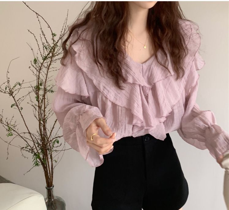 Chiffon a maniche lunghe per donna nella primavera estate 2024, con dolce design sottile, bordi irregolari con volant e un_voghion.com