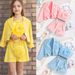 Kinderkleding Lente en Herfst Nieuw Meisjespak Lange Mouw Jas + Bloemen Sling Ondergoed + Shorts Driedelig Pak_voghion.com