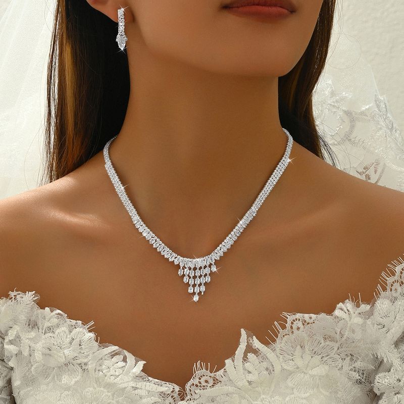 Klokedja med skinande lösa diamanter, zirkonörhängen med diamanter, halsbandset i retrostil, enkelt klänningshalsband med nyckelben för kvinnor_voghion.com