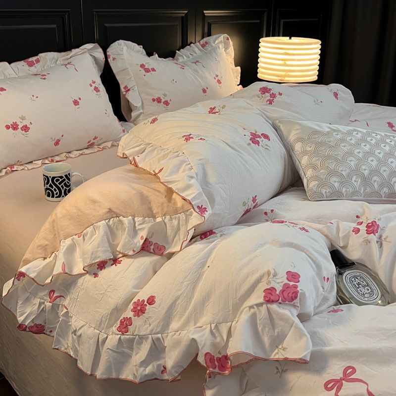 Lenzuolo da letto in stile principessa, delicato sulla pelle e confortevole, in filato lavato a doppio strato con bordo in pizzo arricciato._voghion.com