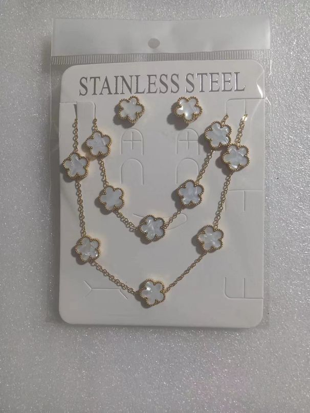 Set di gioielli da donna alla moda, con fiore portafortuna a cinque foglie, bracciale in acciaio al titanio bifacciale, collana, orecchini, completo_voghion.com