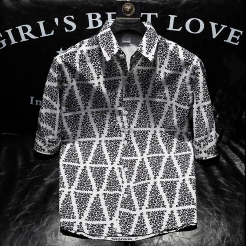 Ein trendiges, modisches und individuell bedrucktes Halbarmshirt für den Sommer, ein dünnes, figurbetontes und cooles Herrenshirt_voghion.com