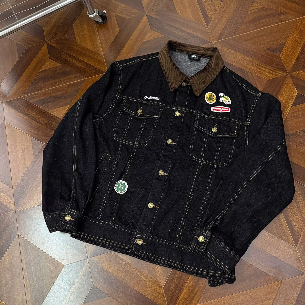 Vintage Denim Trucker Jacke – Unisex Distressed Oversized Mantel mit klassischem Kragen für Retro Streetwear_voghion.com