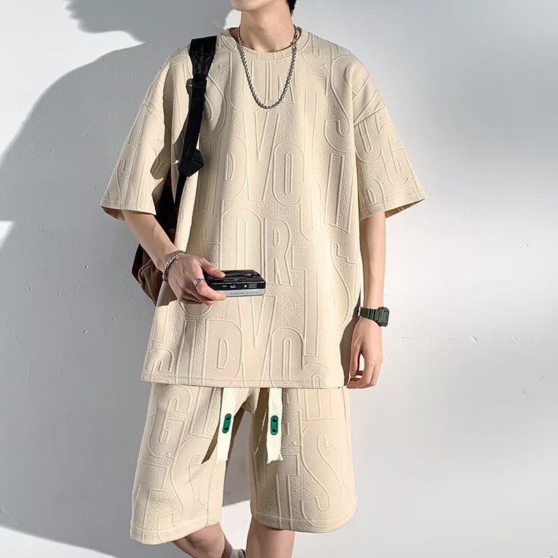 Herrenbekleidung: Sommerlicher Jacquard-Freizeitanzug für Jungen, trendige Modemarke mit lockerem Kurzarm-T-Shirt und Shorts im Set_voghion.com