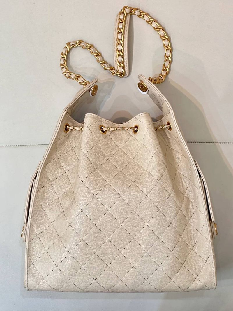 This Designer High-quality, Spacious Genuine Leather Shoulder Bag Features Classic Diageo Embroidery And Is Finished With Vintage Buttons And A Drawstring Chain._voghion.com