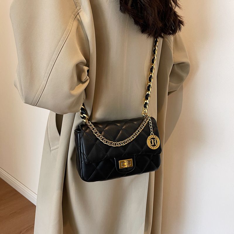 Stilvolle gesteppte bestickte Schultertasche für Damen 2023 Sommer Neue trendige kleine quadratische Nische Vielseitige Umhängetasche_voghion.com