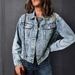 „Übergroße Jeansjacke für Damen – Lässige Distressed-Jacke im Relaxed Fit, Vintage-Jeansmantel in verwaschenem Blau für Herbst & Winter“_voghion.com