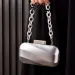 Designer-Tasche, silberfarbener Metallic-Glanz, Brautkleid mit elegantem Schnürdesign_voghion.com