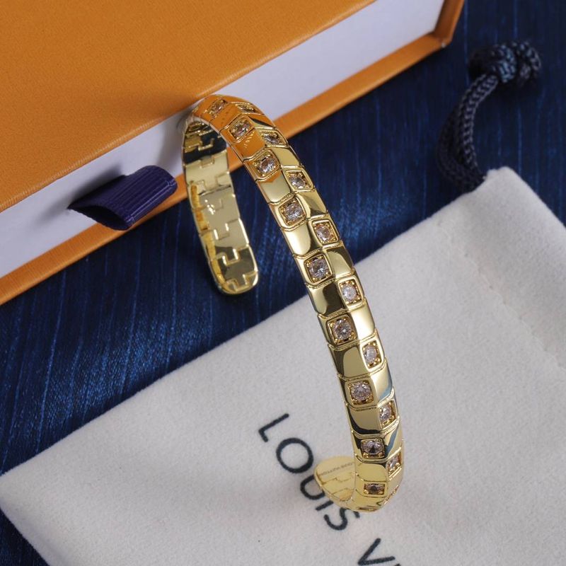 L+V Four-leaf Clover Bracelet Design Sense New Exquisite Fashion Personality Luxury Jewelry_voghion.com