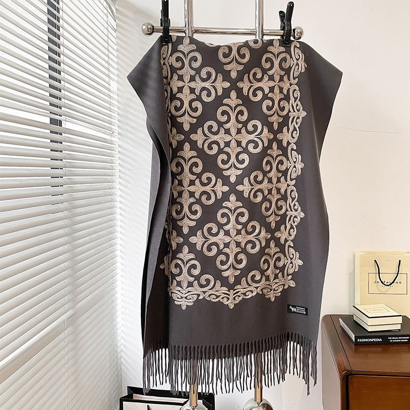 Sciarpa calda da donna ricamata in cashmere in stile etnico artistico autunno/inverno 2024 con versatile e_voghion.com