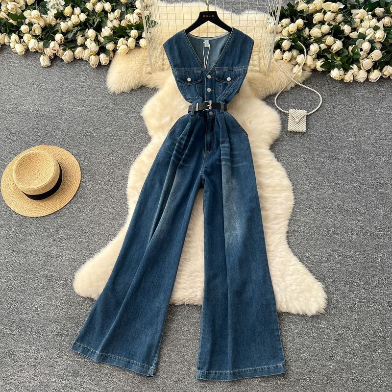 Tuta senza maniche con scollo a V e alla moda retrò leggermente matura per le donne, pantaloni a gamba larga in denim con vita a cinturini di alta qualità, estate 2025_voghion.com