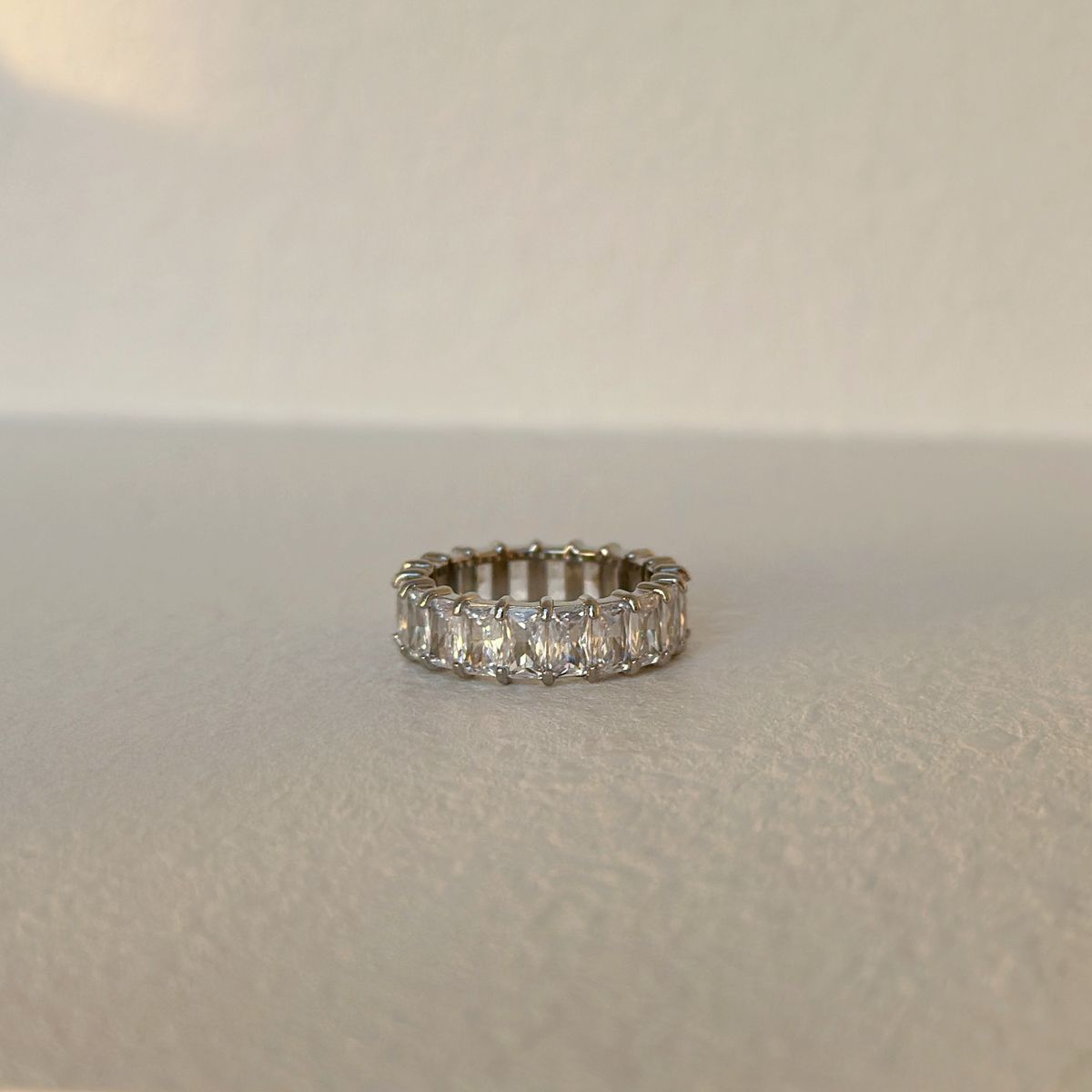 Anello INS in acciaio al titanio elettroplaccato con zircone rettangolare color corallo_voghion.com