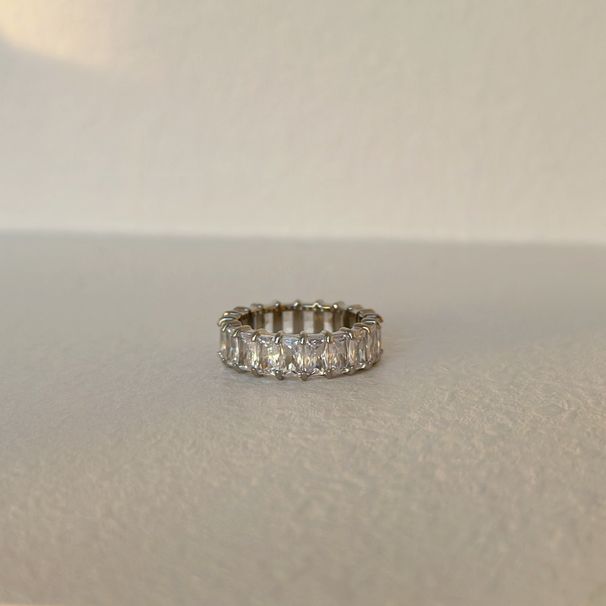 Anello INS in acciaio al titanio elettroplaccato con zircone rettangolare color corallo_voghion.com