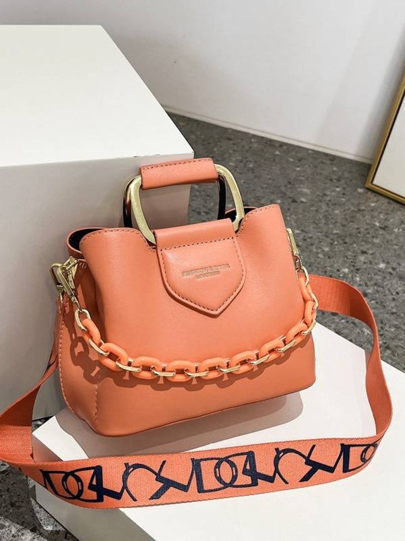 Cross border new handbags for women, retro versatile wide shoulder strap messenger bag, fashionable chain commuter shoulder bucket bag_voghion.com