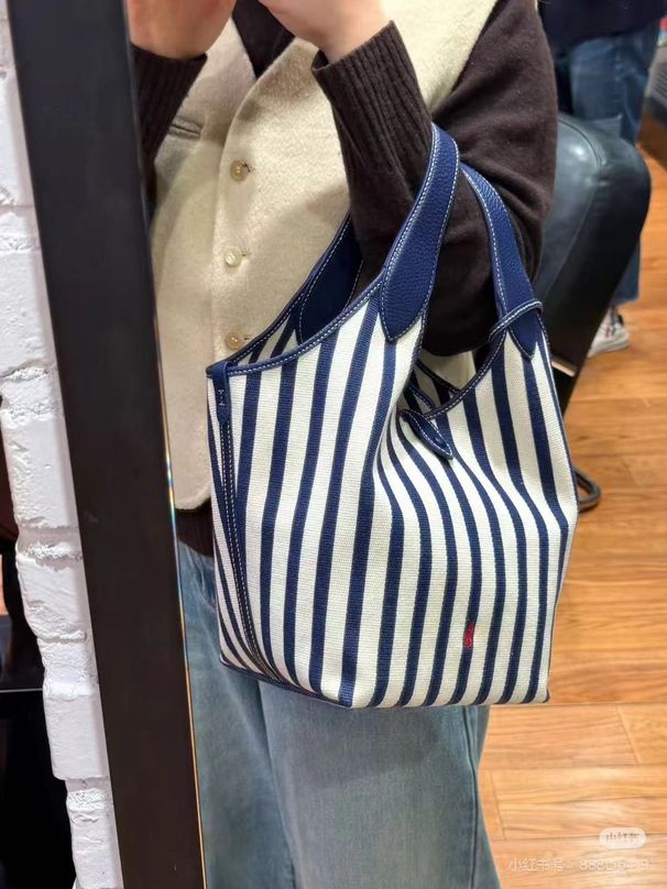 Design exclusivo, moderno, bolsa feminina multifuncional de grande capacidade com estampa listrada em blocos de cores, lançamento da coleção outono/inverno 2025._voghion.com