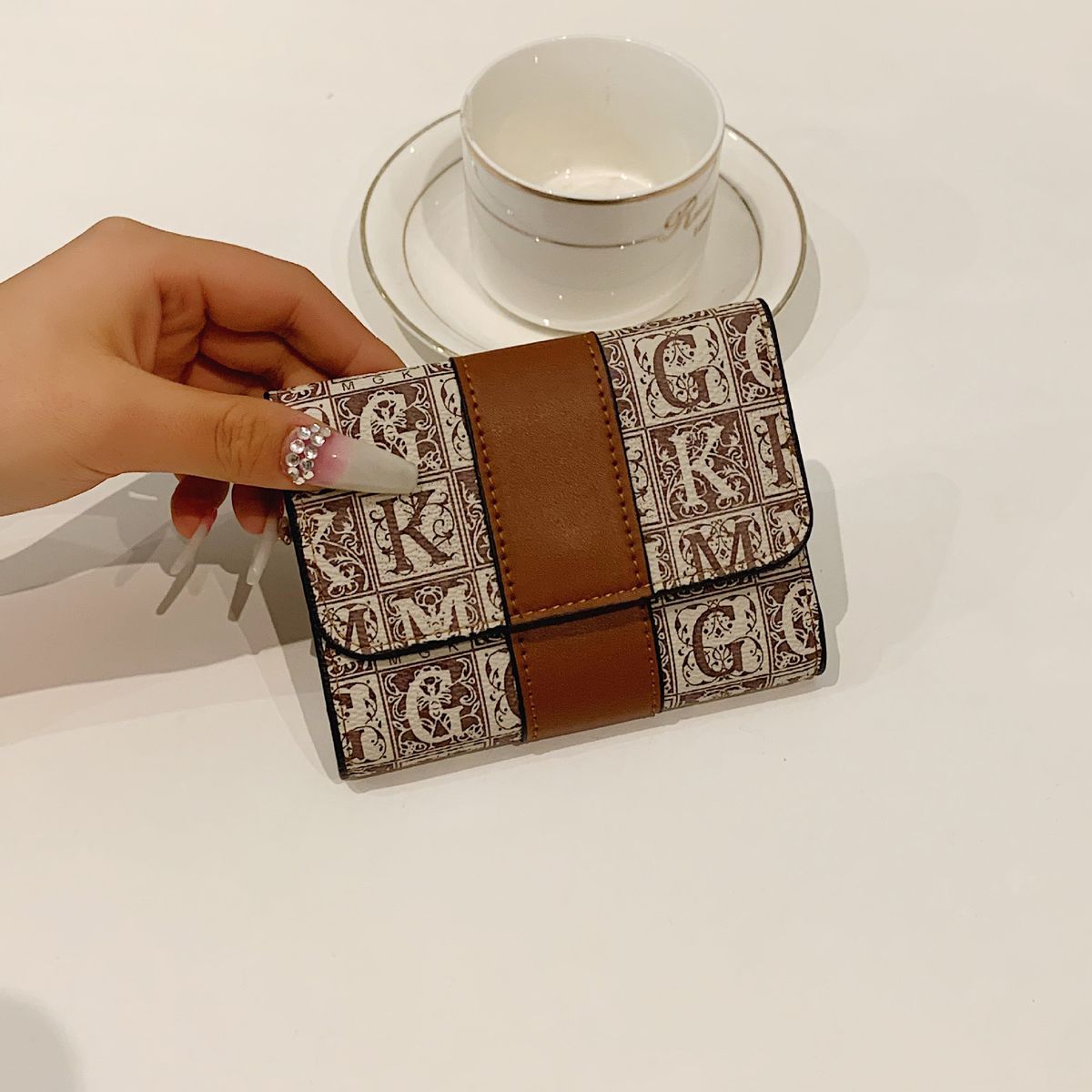 Portafoglio corto pieghevole versatile con stampa nuova, portatile e alla moda, 2025, leggero e di lusso per le donne, con più scomparti per carte_voghion.com