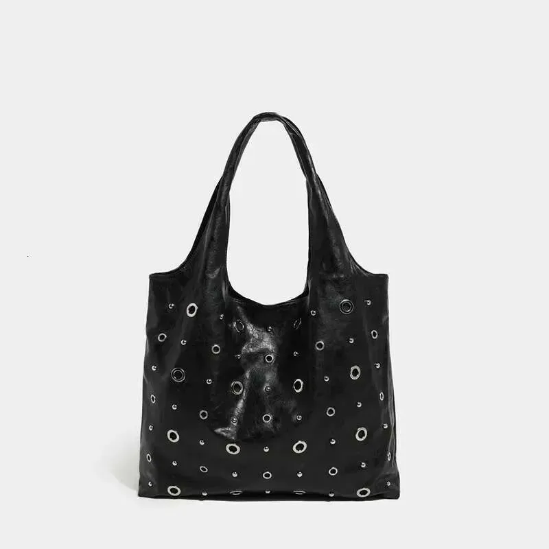 Designer 2025 Hohlmetall-Nieten-Hobo-Unterarmtasche, Weiches Ölwachsleder, Vintage-Nieten-Schultertasche, Shopper_voghion.com