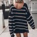 Damenbekleidung – Transparentes gestreiftes Strickoberteil – Übergroßer Pullover mit V-Ausschnitt und Retro-Vibes (Schwarz, S-L) Verkaufsschlager_voghion.com