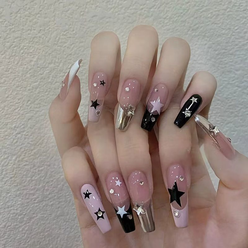 Lång, mörk, söt och cool fransk stilstjärna som bär konstgjorda nagellappar, färdiga produkter_voghion.com