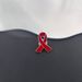 Broche de fita vermelha com logotipo em forma de coração esmaltado em liga metálica, símbolo internacional de AIDS e HIV, crachá promocional para eventos beneficentes_voghion.com