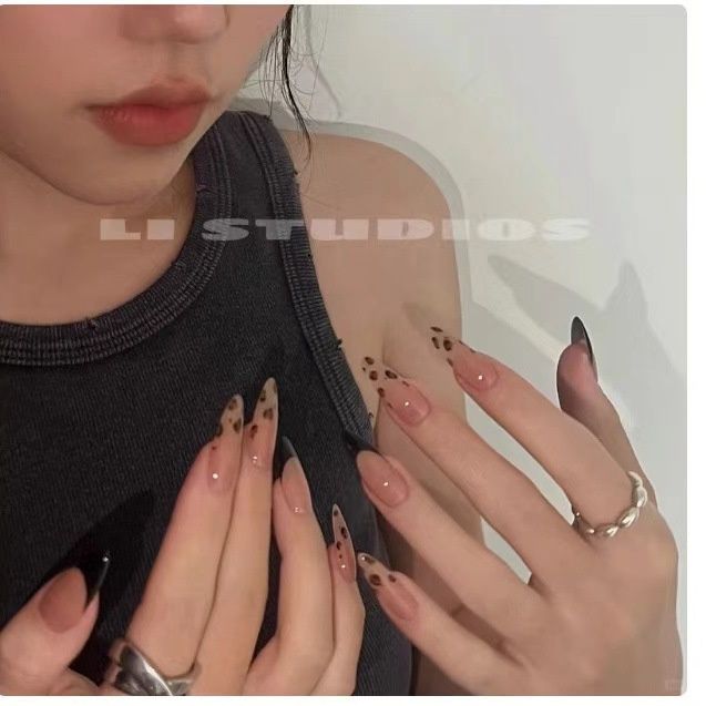 Lappning Manikyr Nagellack Handgjord Svart Leopardmönster Bärande Rustning Medium Till Lång Mandelformad Fransk Nagelkonst Höst Och Vinter_voghion.com