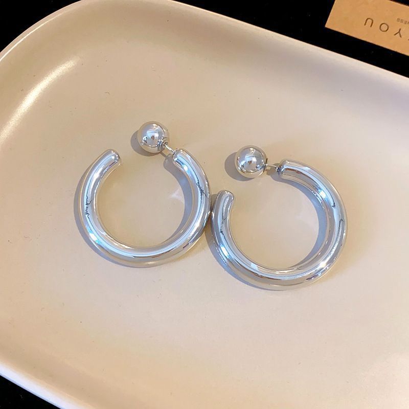 Orecchini a cerchio geometrico con diamanti intarsiati in argento, eleganti, leggeri, di lusso, di alta qualità, dal design freddo e di personalità._voghion.com