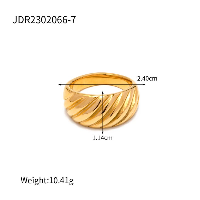 Instagram Goldfarbener Edelstahlring mit diagonalem Schnitt und gerippter breiter Vorderseite, farblos und einzigartigem Design_voghion.com