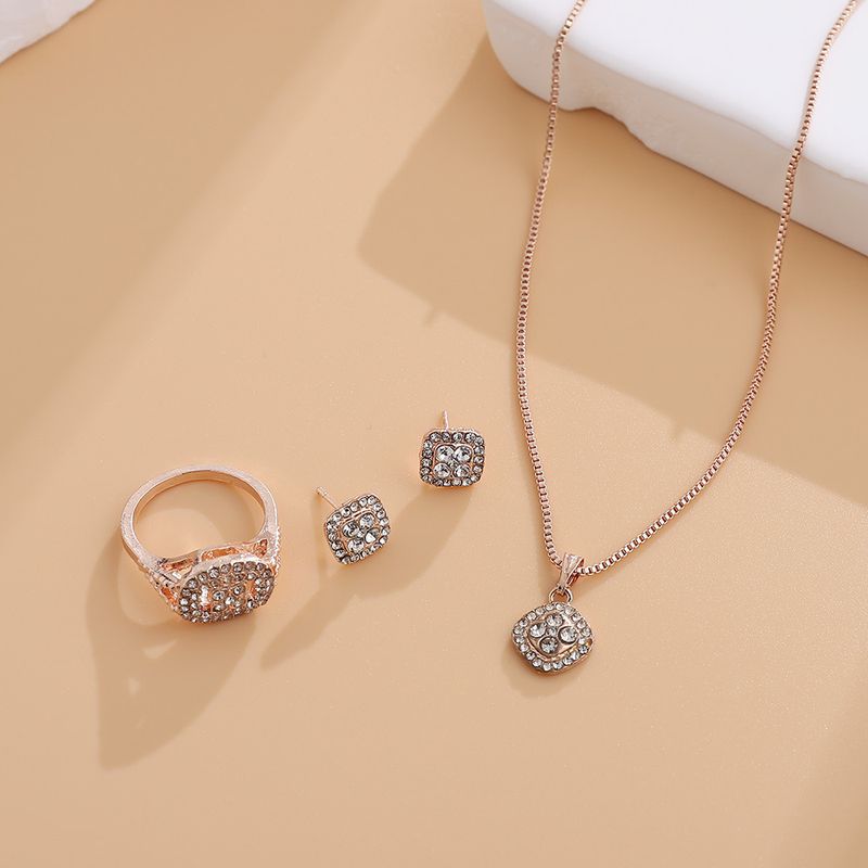 Elegante set di gioielli vintage francesi per donna: collana, orecchini, trio di anelli in oro, argento e oro rosa_voghion.com