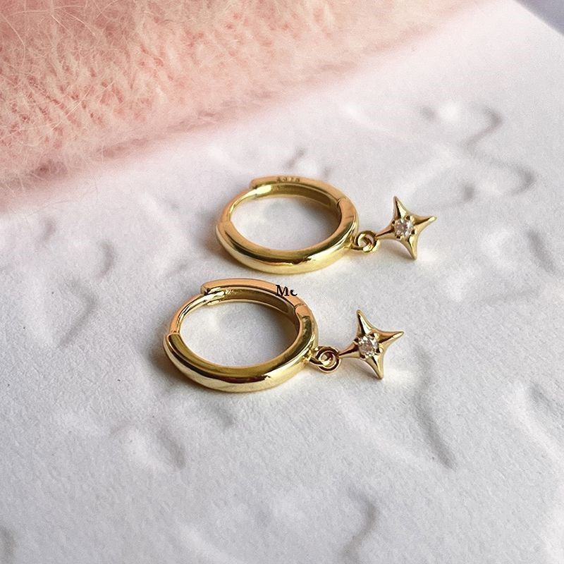 Orecchini a cerchio in oro con croce a quattro punte, mini stelle lucide, design di nicchia, squisiti gioielli per le orecchie_voghion.com