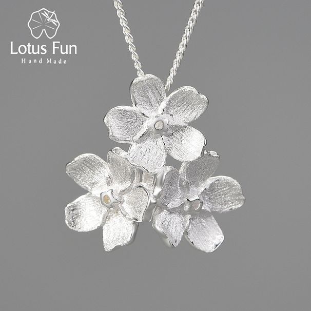 Ciondolo da donna fresco disegnato a mano_voghion.com