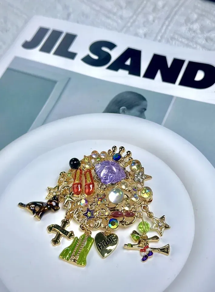 KF Europeiska och amerikanska modetrender Retrokonst Elegant Emalj Drottning Porträtt Drop Glaserade Skor Hundkorshängande brosch. 240710_voghion.com