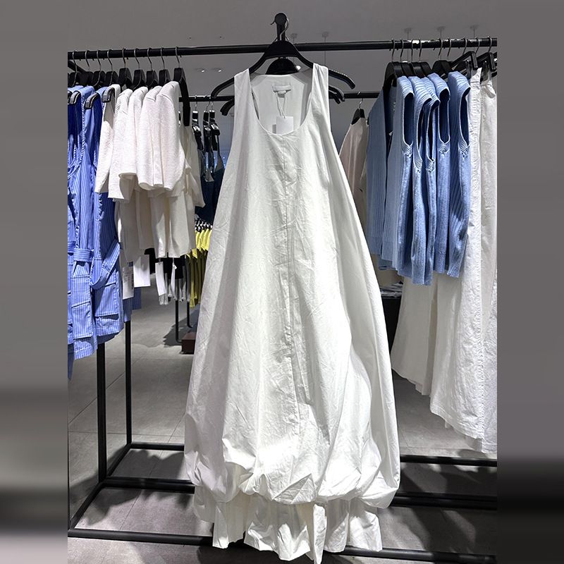 Gilet blanc sans manches de style français pour femmes, robe longue à boutons floraux irréguliers, nouveau design, été 2025_voghion.com