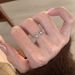 Anello a forma di petalo di fiore in pizzo spazzolato con intarsi in zircone per indice, medio e mignolo._voghion.com