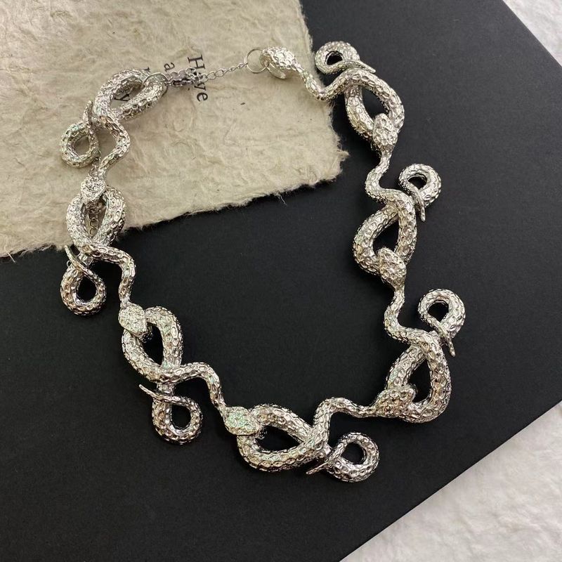 Collier cubain serpent artisanal exagéré italien de créateur pour femmes 2024 nouvelle chaîne de clavicule de niche de luxe légère_voghion.com