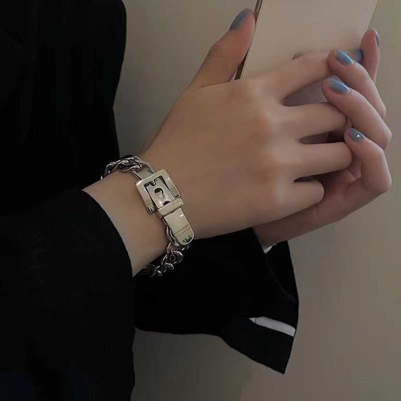 Bracciale con fibbia spessa in argento per donna, design minimalista, elegante e unico, con catena cubana._voghion.com