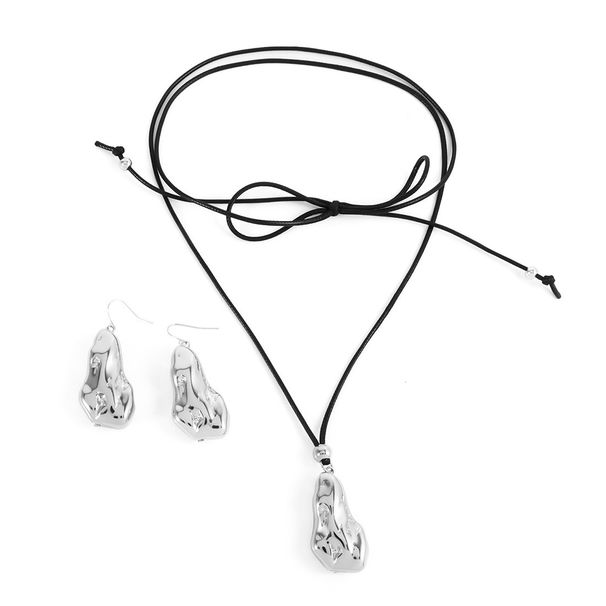 Collana con ciondolo versatile a forma di goccia geometrica esagerata con cinturino lungo in corda nera_voghion.com