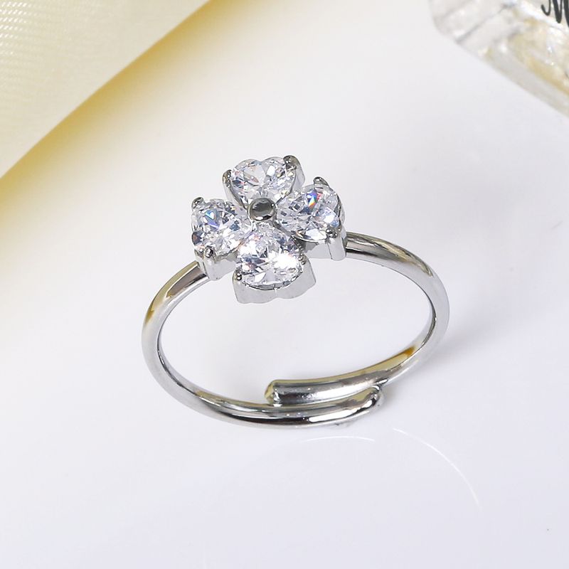 Anello da donna con quadrifoglio color oro resistente alla luce, design di lusso di alta gamma, di nicchia_voghion.com