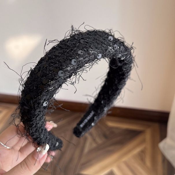 Presilha de cabelo feminina de pelúcia, modelo minimalista, para rostos largos, coleção Outono/Inverno 2025._voghion.com