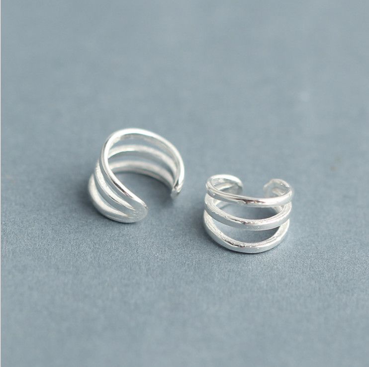 Un paio di orecchini a clip semplici in argento sterling 925 con polsino dell'orecchio, confezione regalo PE38_voghion.com