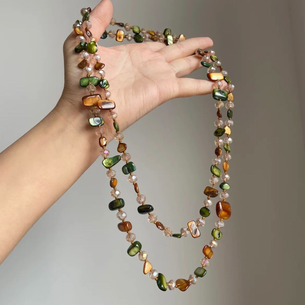 Collier long vintage bohème coloré à double rang de perles coquillage, style rétro, léger et empilable._voghion.com