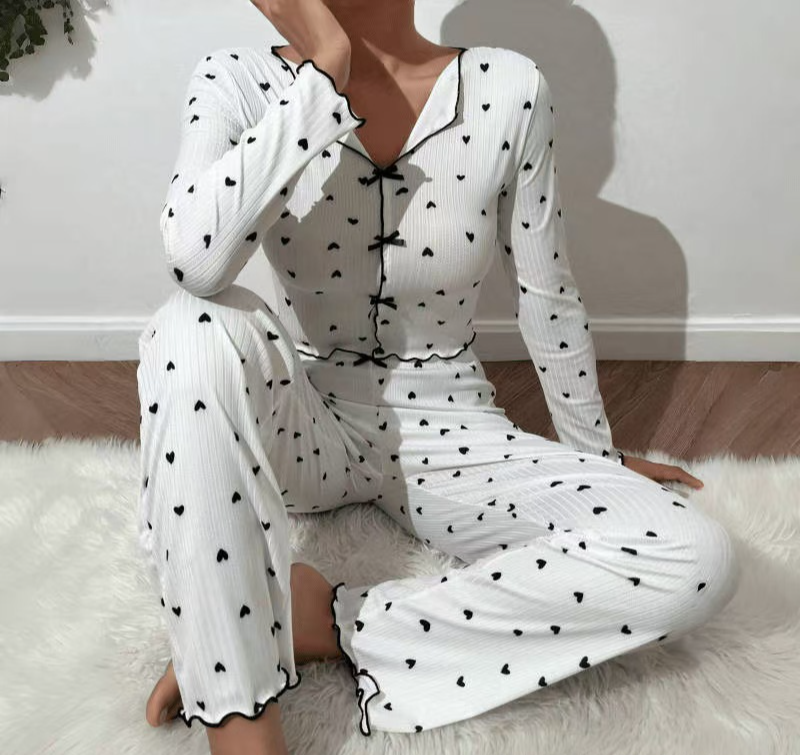Heiß verkaufter Homewear-Pyjama mit Herz-Print und langen Ärmeln und Umlegekragen für Damen, draußen tragbar, lange Hose, zweiteilig_voghion.com